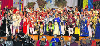 Ein prächtiges Bild: Alle Tollitäten aus der Städteregion - von Aachen bis Baesweiler und von Monschau bis Würselen - stehen zusammen auf einer Bühne. Möglich macht das alljährlich der Närrische Empfang der Städteregion. (Foto: Ralf Roeger)