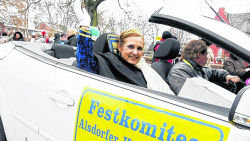 Sie kann wieder lächeln: Nach ihrem Unfall wurde die an der Schulter verletzte prinzessin Gerti standesgemäß kutschiert: im Cabrio (Foto: Stefan Schaum)